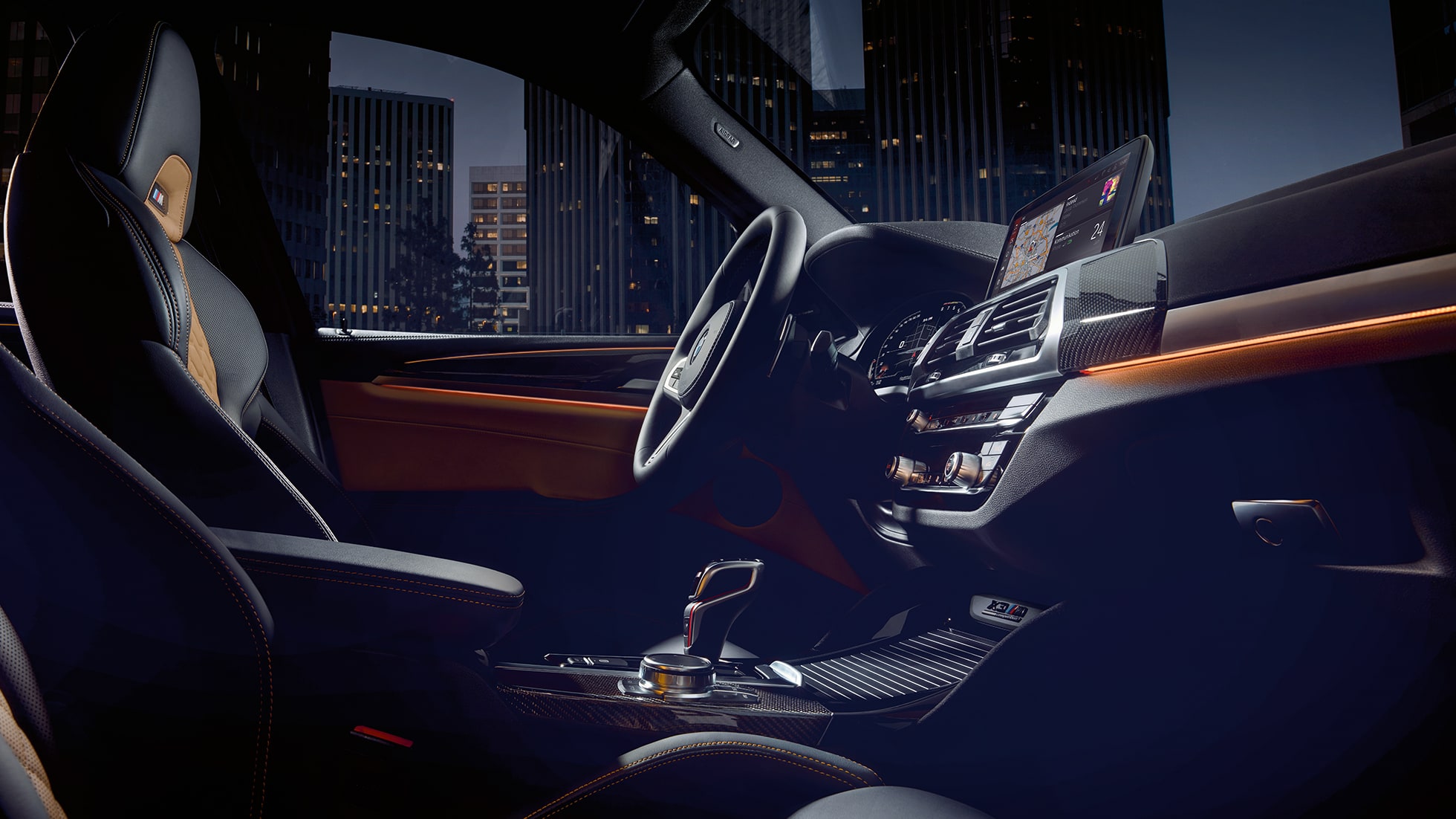 BMW X3 M Competition, exklusiv cockpit. BMW X3 M Competition, Interiör, exklusiv cockpit med M sportstolar och M lädersportratt.