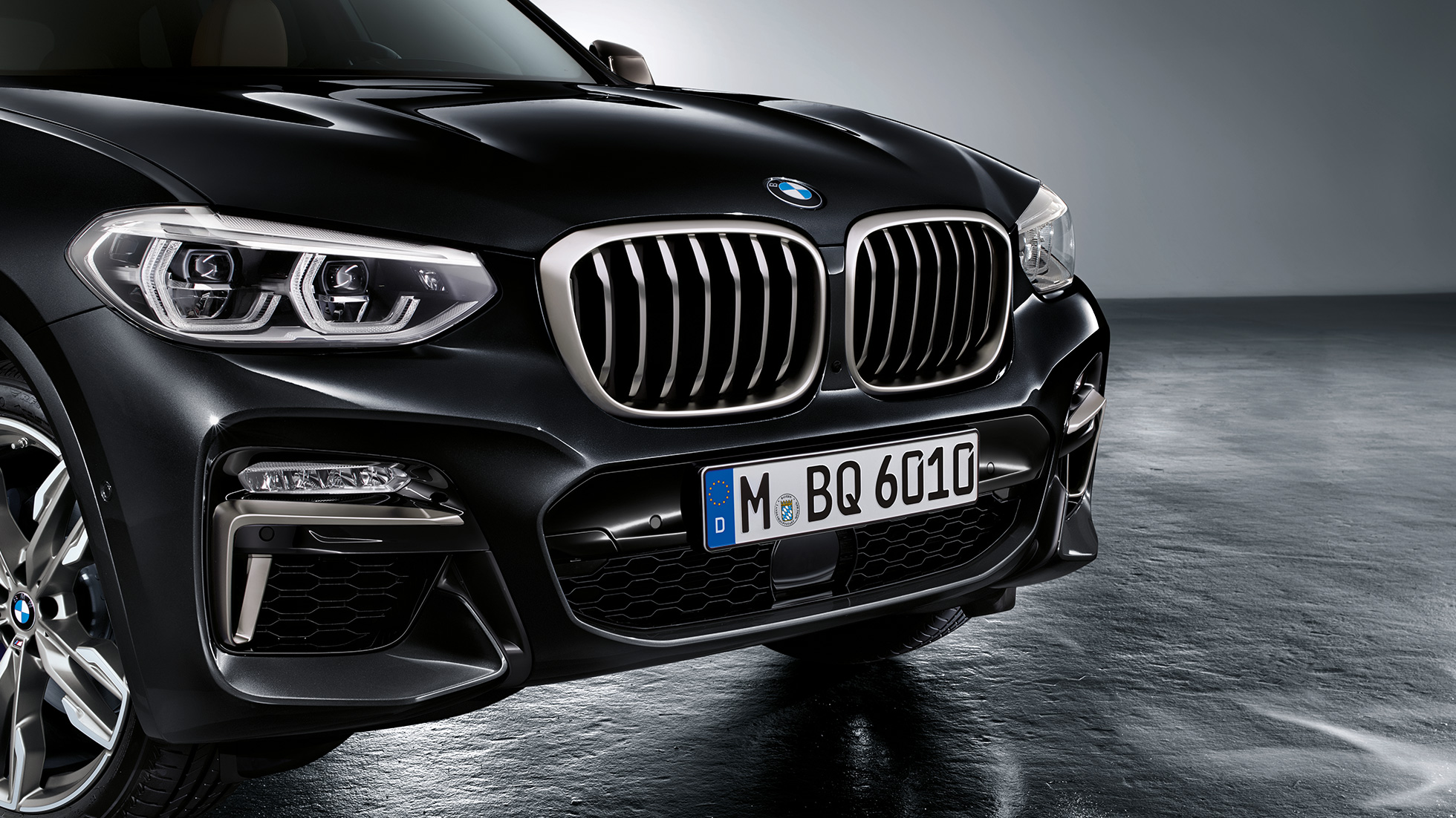 BMW X3 M40i och BMW X3 M40d, Front. BMW X3 M40i och BMW X3 M40d i Safirsvart metallic, Exteriör, front med designelement i Ceriumgrå.