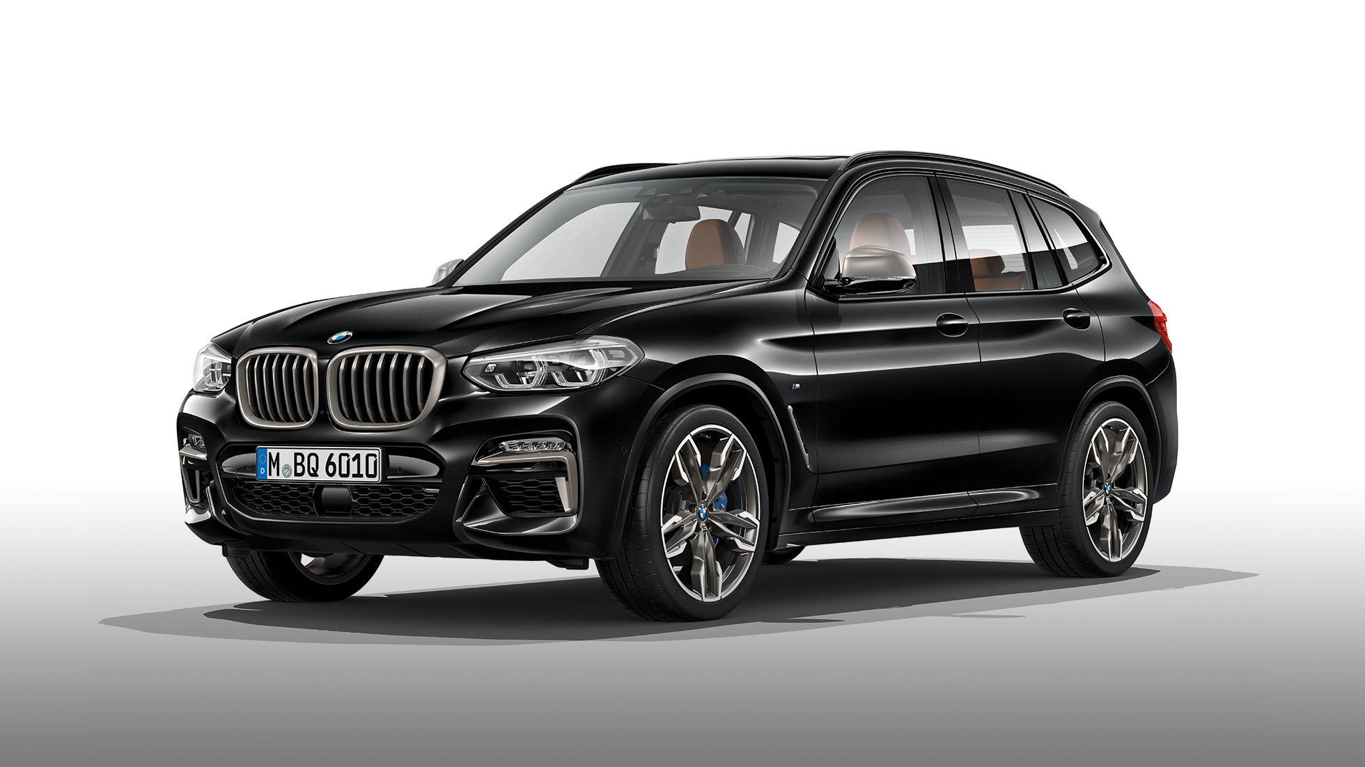 BMW X3 M40i och BMW X3 M40d, vy från sidan. BMW X3 M40i och BMW X3 M40d i Safirsvart metallic, Exteriör, trefjärdedels vy från sidan.