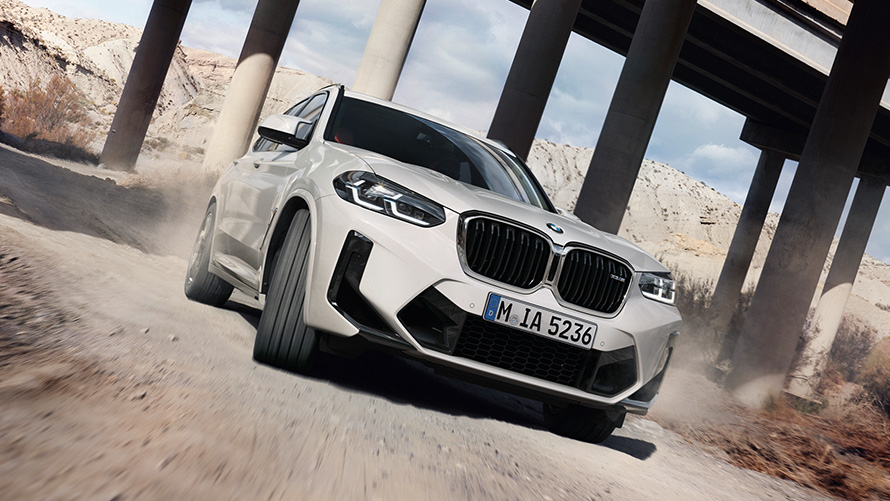 BMW X3 M F97 LCI Facelift 2021 Alpinvit sedd framifrån körandes i kurva