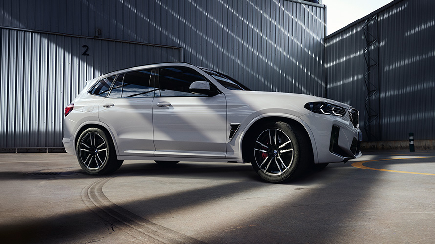 BMW X3 M F97 LCI Facelift 2021 Alpinvit sedd från sidan parkerad