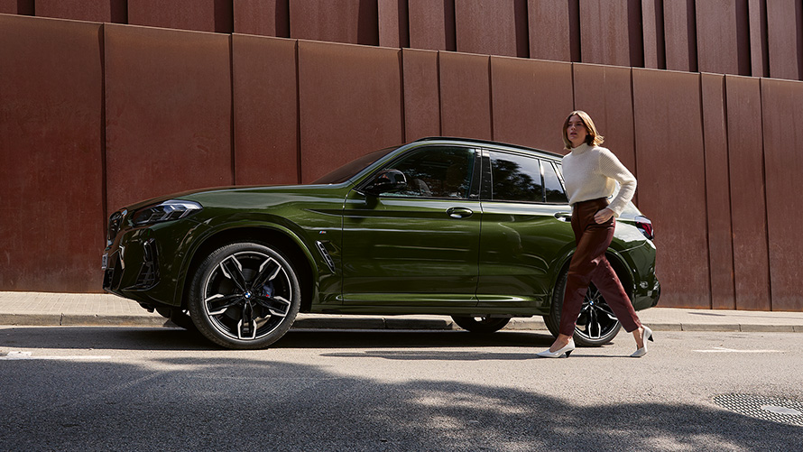 BMW X3 M40i G01 LCI Facelift 2021 Malakitgrön metallic M sedd från sidan med kvinnlig modell
