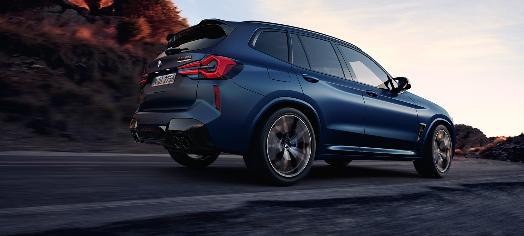 BMW X3 M Competition F97 LCI 2021 sedd snett bakifrån ur grodperspektiv BMW X3 Competition F97 LCI Facelift 2021 Frozen Marina Bay blåmetallic sedd snett bakifrån körandes ur grodperspektiv