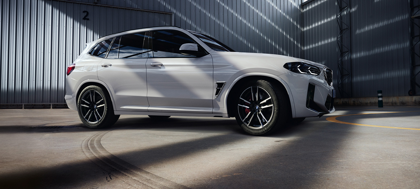 BMW X3 M F97 LCI Facelift 2021 Alpinvit sedd snett från sidan BMW X3 M F97 LCI Facelift 2021 Alpinvit sedd snett från sidan