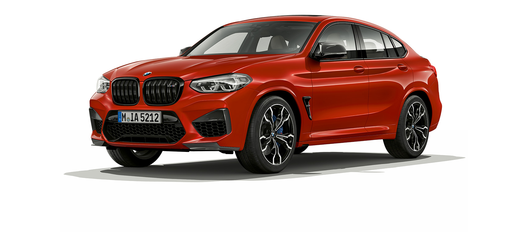 BMW X4 M Competition, Trefjärdedels vy från sidan. BMW X4 M Competition i Torontoröd metallic, Exteriör, Trefjärdedels vy från sidan.
