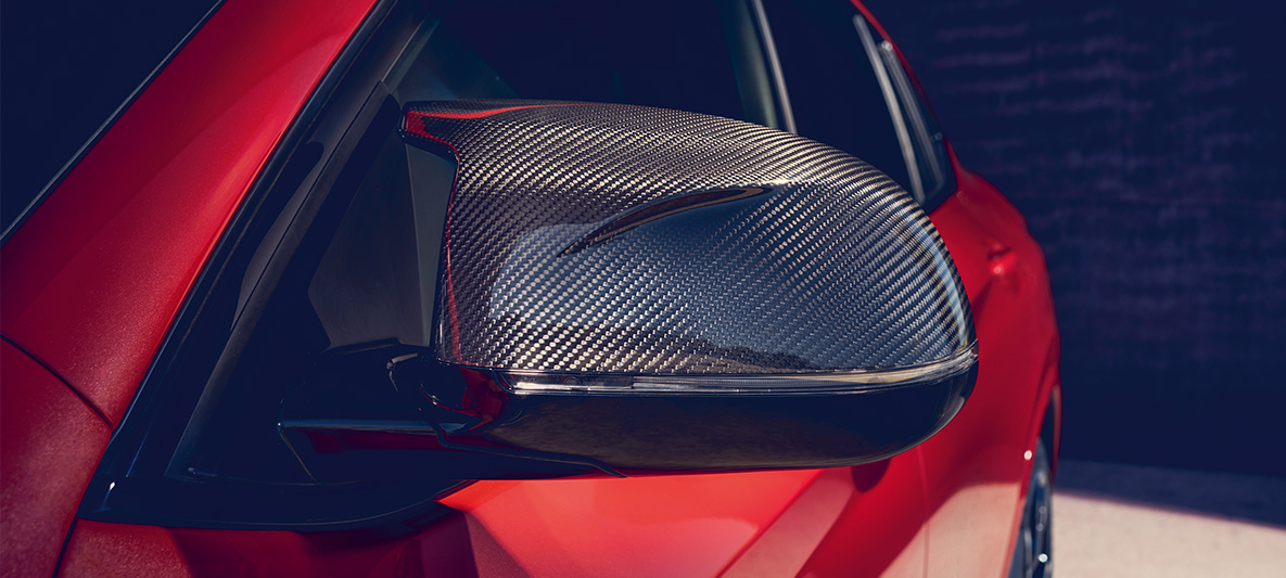 BMW X4 M Competition, backspegelskåpor i kolfiber. BMW X4 M Competition i Torontoröd metallic, Exteriör, M Carbon exteriörpaket, backspegelskåpor i kolfiber.