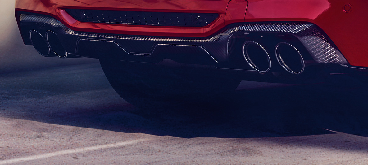 BMW X4 M Competition, bakre stötfångare i kolfiber. BMW X4 M Competition i Torontoröd metallic, Exteriör, M Carbon exteriörpaket, bakre stötfångare i kolfiber.