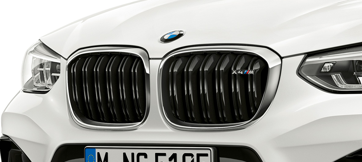 BMW X4 M, M-njure. BMW X4 M i Alpinvitt, Exteriör, Front, M-njure med kromade detaljer och modellbeteckning.