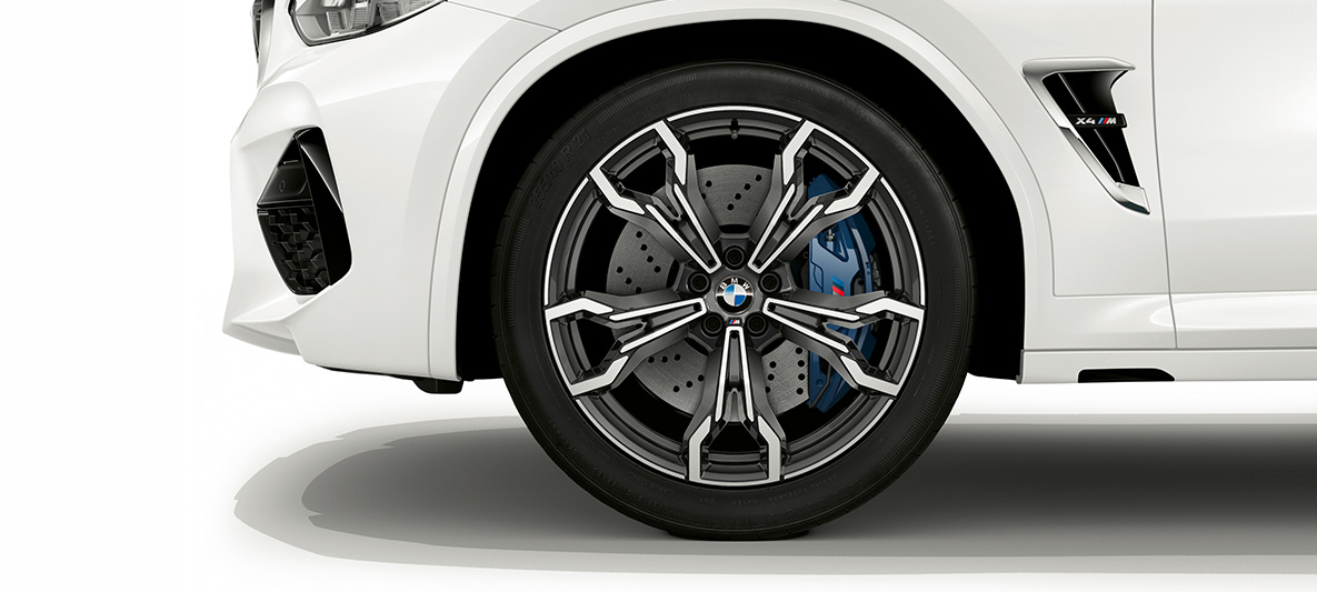 BMW X4 M, 21-tums M lättmetallfälgar i Orbitgrå. BMW X4 M i Alpinvitt, Exteriör, 21-tums M lättmetallfälgar i Orbitgrå.