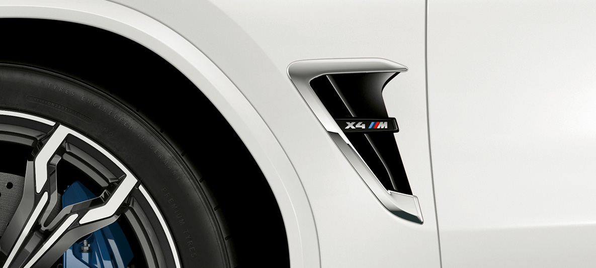 BMW X4 M, M-gälar. BMW X4 M i Alpinvitt, Exteriör, M-gälar med kromade detaljer och modellbeteckning.