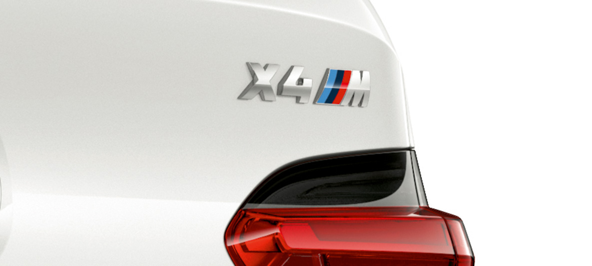 BMW X4 M, modellbeteckning. BMW X4 M, backspegelskåpor i bilens färg, närbild, modellbeteckning bak.