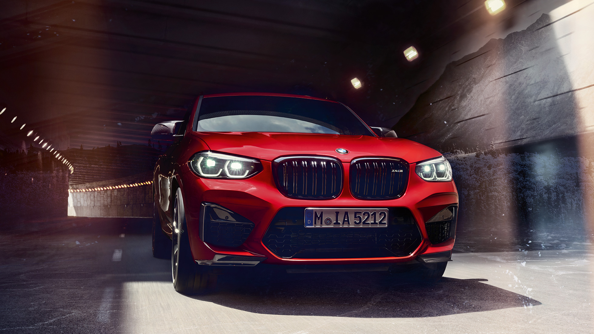 BMW M4 Competition, vy framifrån. BMW X4 M Competition i Torontoröd metallic, Exteriör, vy framifrån.
