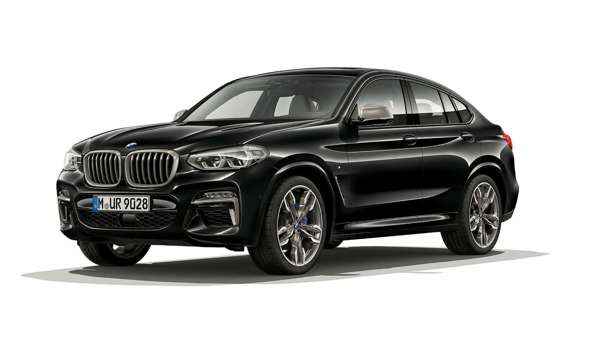 BMW X4 M40i och BMW X4 M40d, trefjärdedels vy framifrån. BMW X4 M40i och BMW X4 M40d i Safirsvart metallic, Exteriör, trefjärdedels vy framifrån från höger.