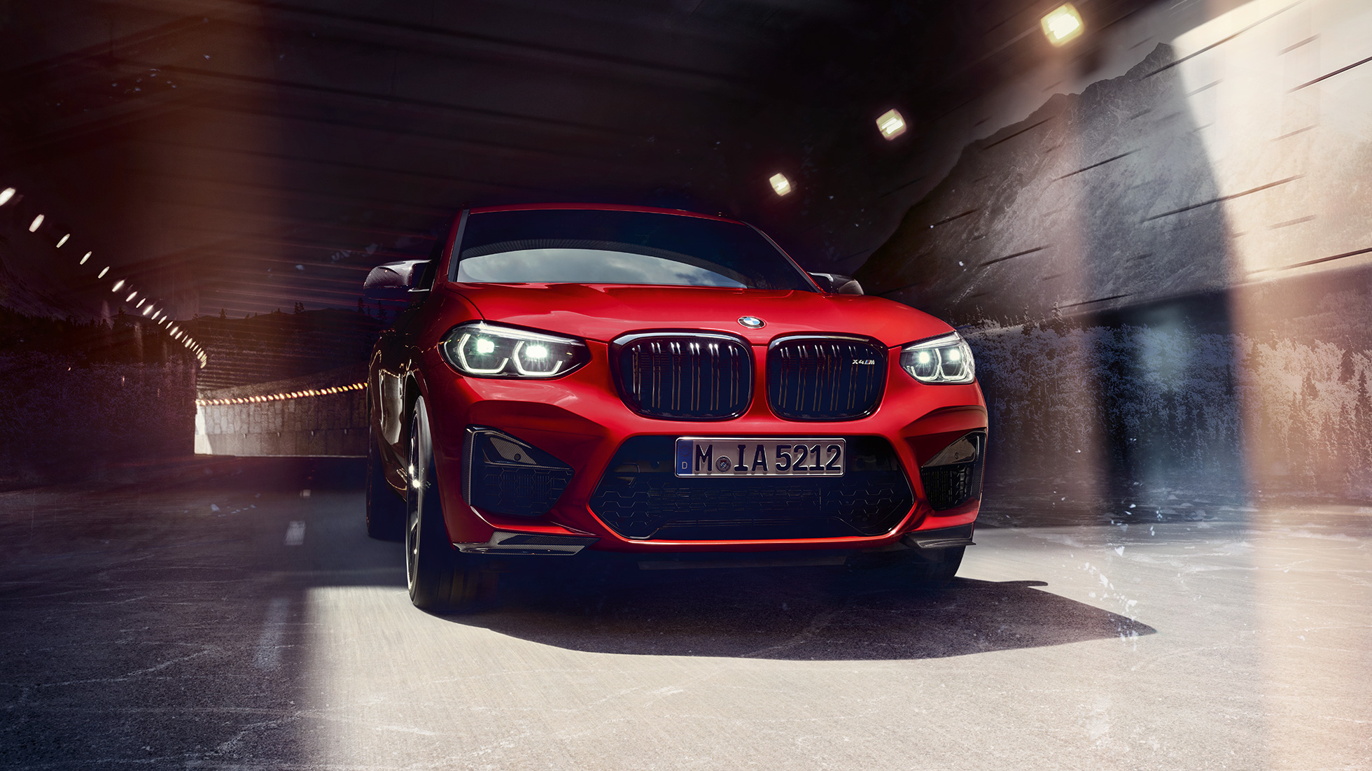 BMW M4 Competition Trefjärdedels vy framifrån. BMW X4 M Competition i Torontoröd metallic, Exteriör, Trefjärdedels vy framifrån.