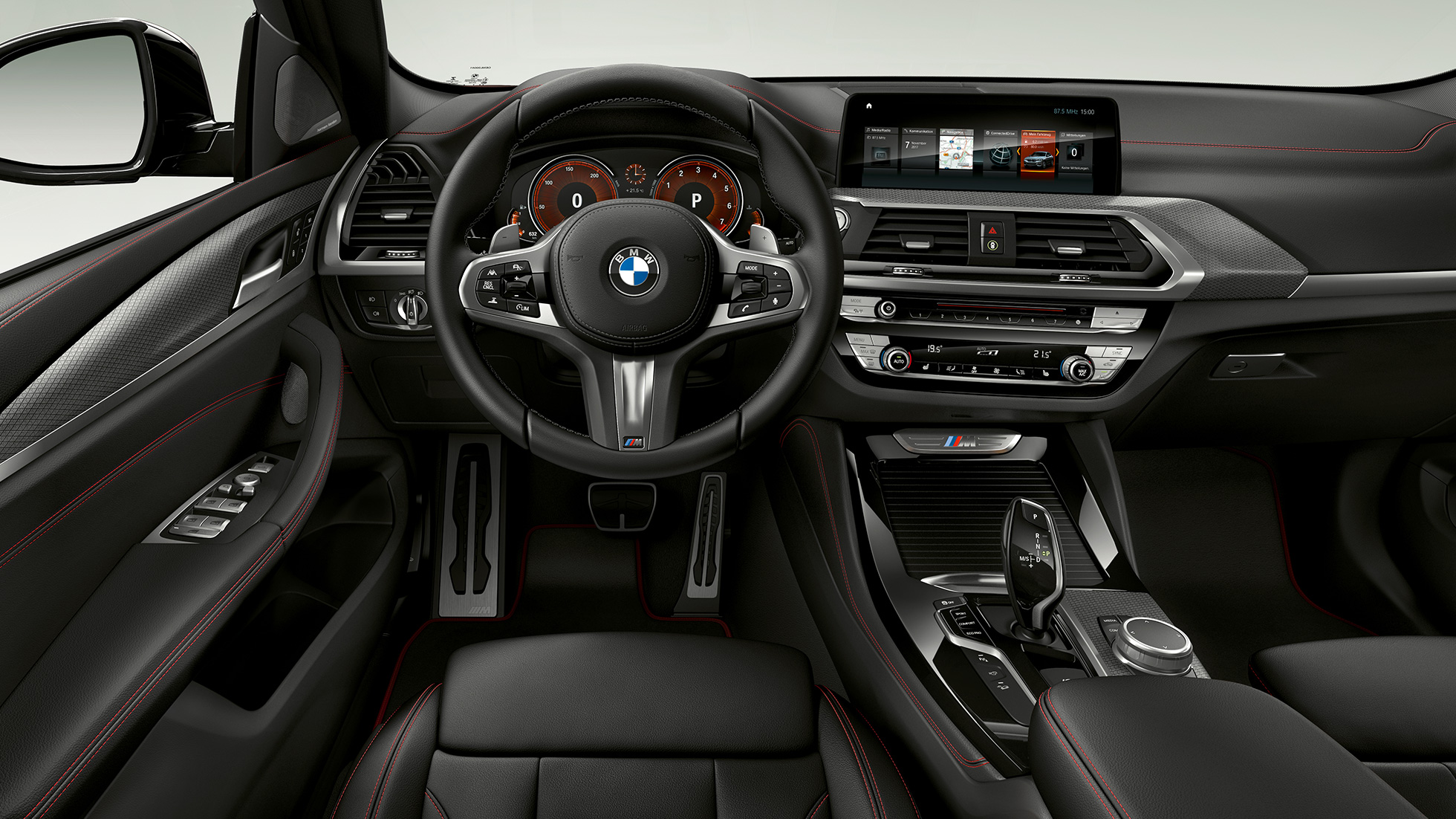 BMW X4 M40i och BMW X4 M40d, Cockpit. BMW X4 M40i och BMW X4 M40d, Interiör, Cockpit med M sportstolar och M lädersportratt.