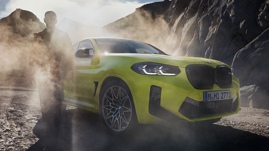 BMW X4 M Competition F98 LCI Facelift 2021 Sao Paulo-gul sedd snett framifrån med man i dimma.