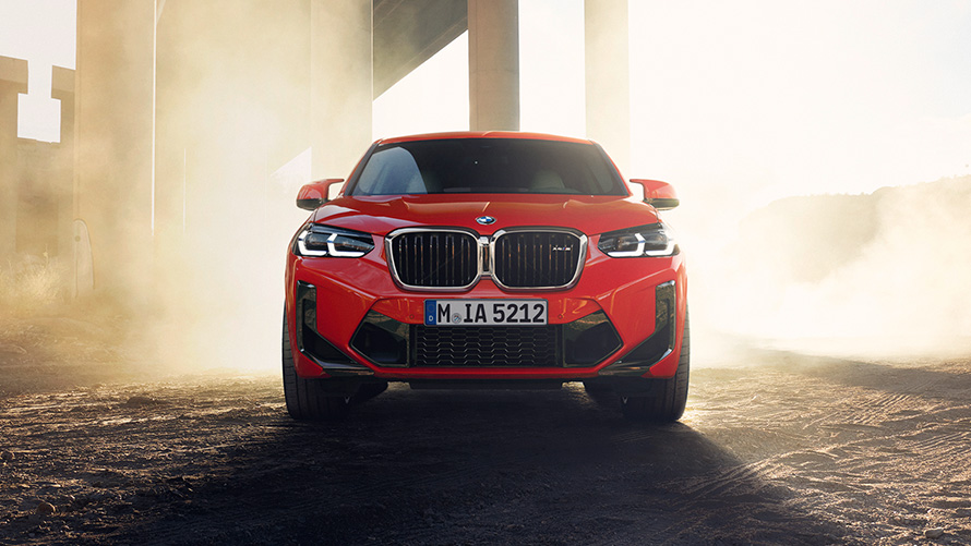 BMW X4 M F98 LCI Facelift 2021 Torontoröd metallic sedd framifrån framför bropelare