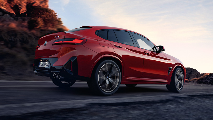 BMW X4 M F98 LCI Facelift 2021 Torontoröd metallic sedd bakifrån körandes på vägen