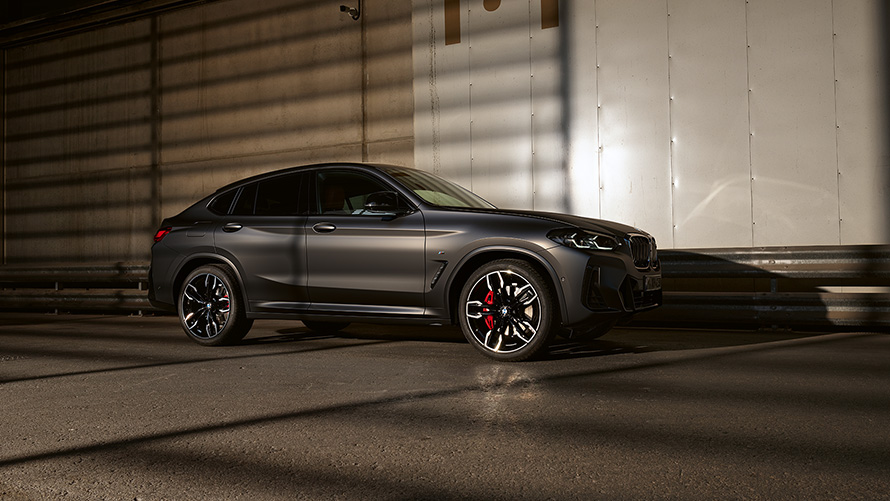 BMW X4 M40i G02 LCI 2021 Facelift sedd från sidan framför blänkande vägg