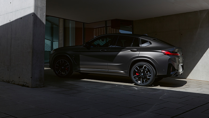BMW X4 M40i G02 LCI 2021 Facelift sedd från sidan i skuggan framför ingången till huset