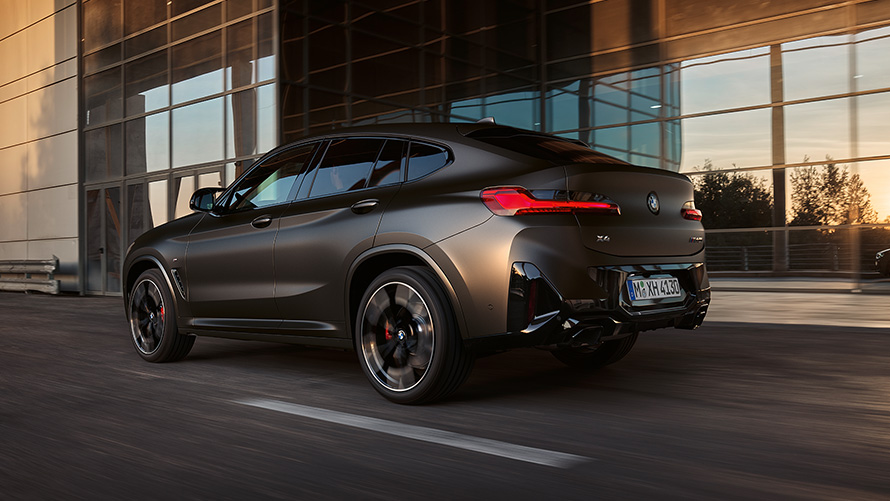 BMW X4 M40i G02 LCI 2021 Facelift sedd snett bakifrån Glasfasad