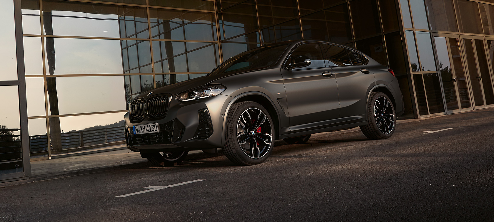 BMW X4 M40i G02 LCI 2021 Facelift sedd snett framifrån BMW X4 M40i G02 LCI 2021 Facelift sedd snett framifrån Glasfasad