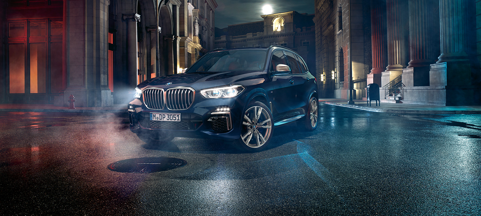 BMW X5 M50i och M50d, trefjärdedelsvy framifrån BMW X5 M50i och M50d G05 i Karbonsvart metallic, trefjärdedelsvy framifrån