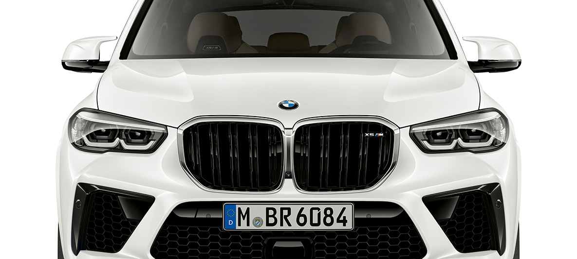 Front BMW X5 M M njure BMW X5 M Mineralvit F95 sedd framifrån