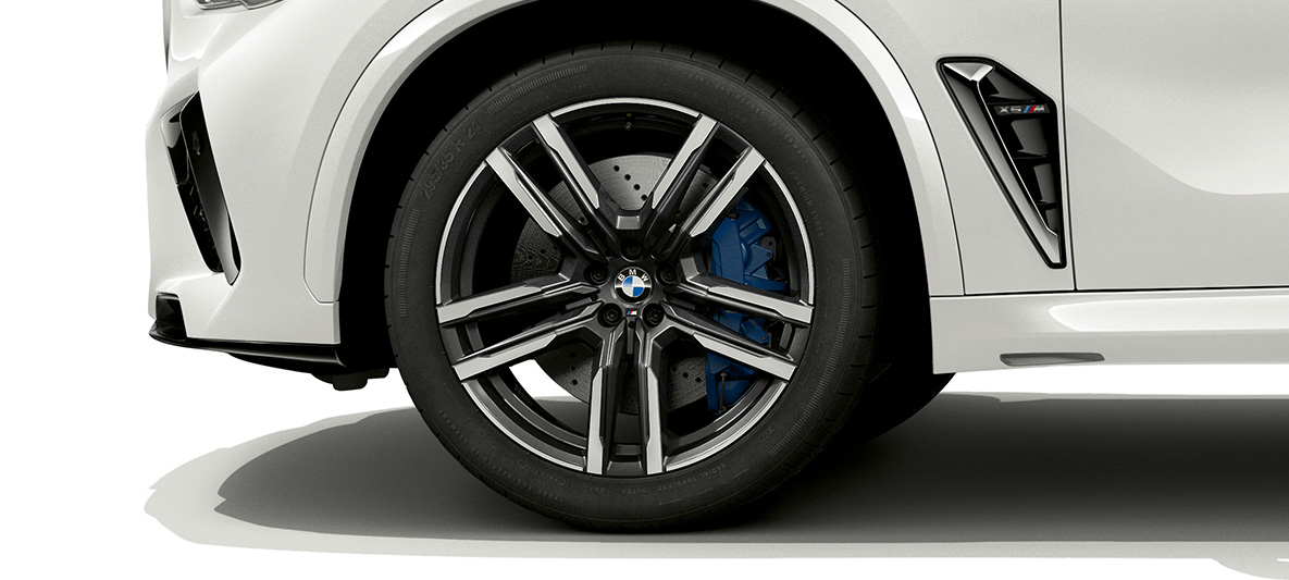21'-tums M lättmetallfälgar Bicolor Orbitgrå BMW X5 M 21-tums M lättmetallfälgar Bicolor Orbitgrå BMW X5 M Mineralvit F95 närbild