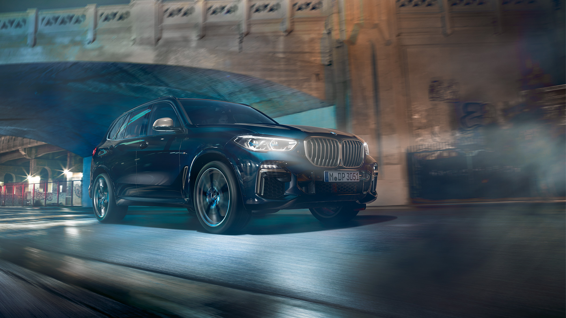 BMW X6 M50i med 8-cylindrig M TwinPower Turbo-bensinmotor BMW X5 M50i med 8-cylindrig M TwinPower Turbo-bensinmotor G05 Karbonsvart metallic trefjärdedelsvy från sidan