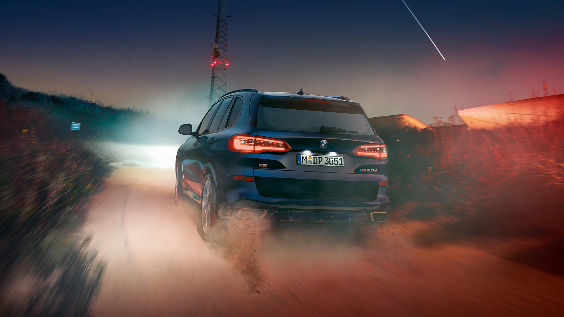 BMW X6 M50d med 6-cylindrig M TwinPower Turbo-dieselmotor BMW X5 M50d med 6-cylindrig M TwinPower Turbo-dieselmotor G05 Karbonsvart metallic sedd bakifrån