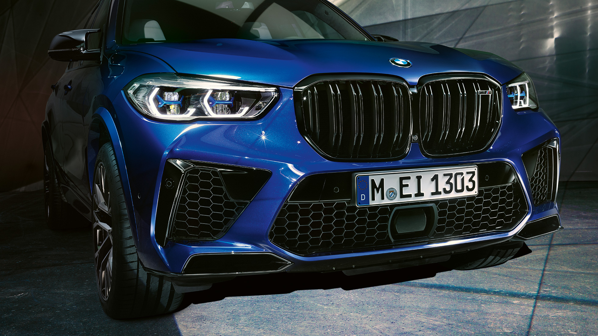 M dubbelnjure för BMW X5 M Competition M dubbelnjure BMW X5 M Competition F95 Marina Bay blåmetallic närbild front