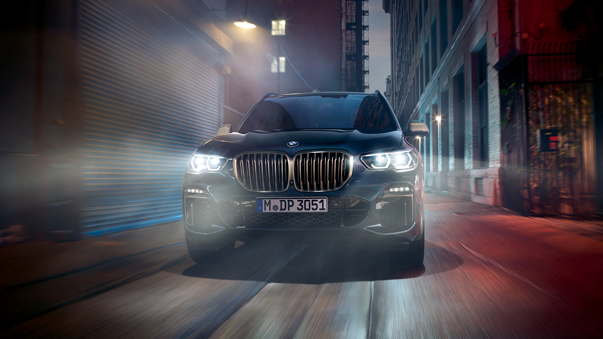BMW dubbelnjure BMW X5 M50i och M50d BMW dubbelnjure i ceriumgrått BMW X5 M50i och M50d G05 Karbonsvart metallic, sedd framifrån