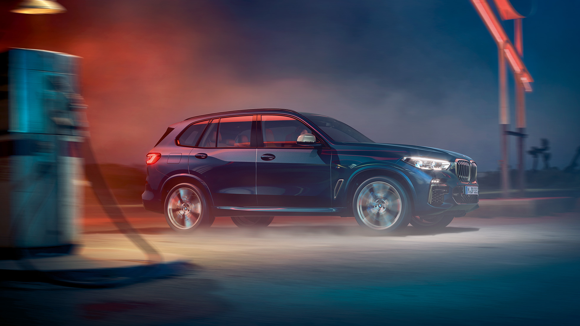 BMW X6 M50i och M50d sedd från sidan BMW X5 M50i och M50d G05 med M lättmetallfälgar i Karbonsvart metallic, sedd från sidan