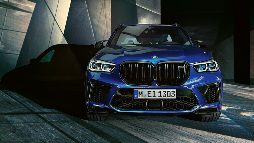 BMW X5 M Competition F95 tekniska data BMW X5 M Competition F95 2020 SUV Marina Bay blå metallic framifrån tekniska data