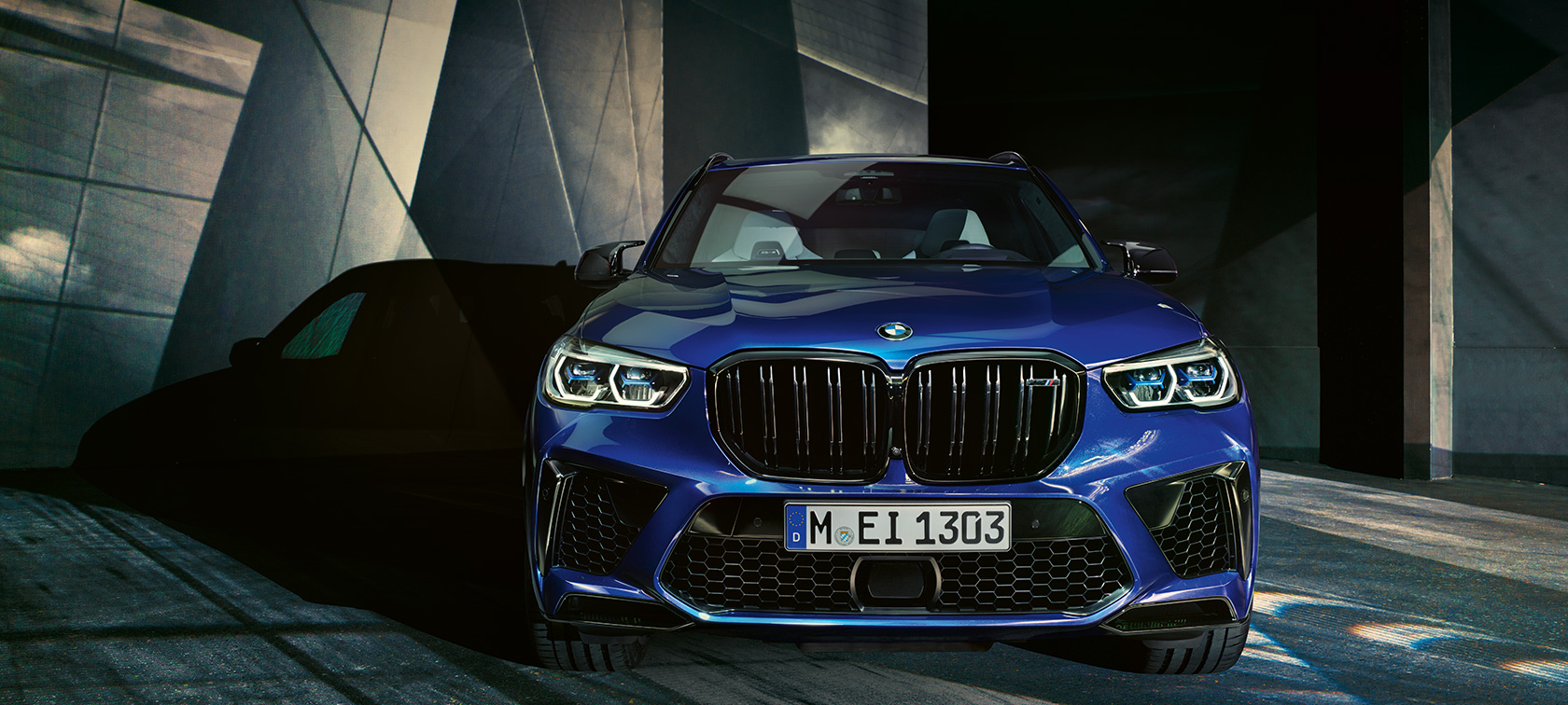 BMW X5 M Competition framifrån F95 BMW X5 M Competition Marina Bay blå metallic F95 2020 framifrån