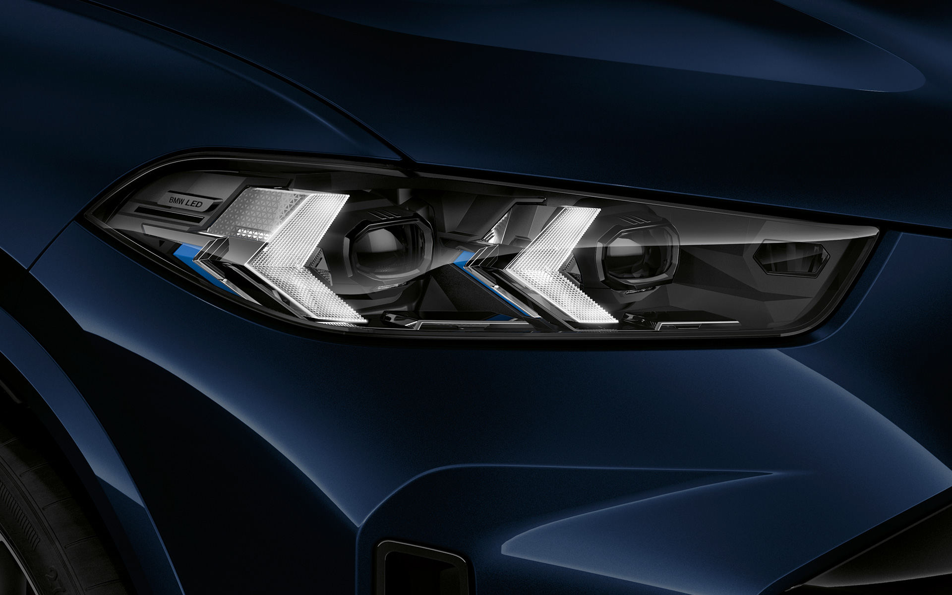 BMW X5 M60i xDrive G05 MP strålkastare i närbild