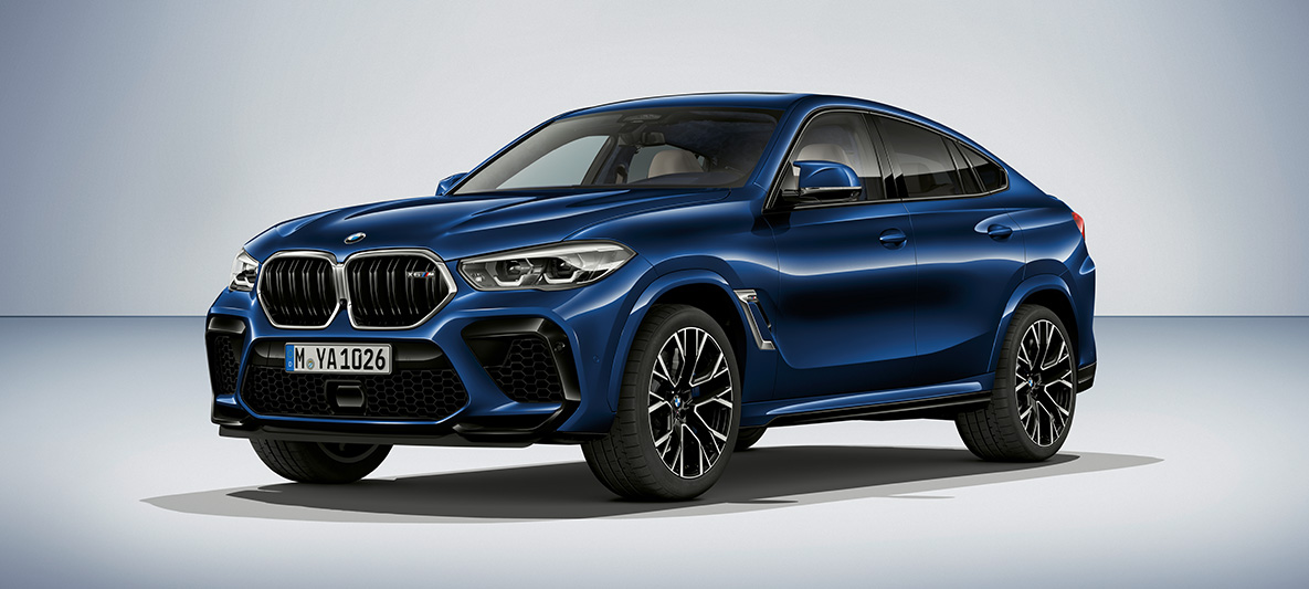 BMW X6 M BMW Individual Tansanitblå metallic BMW X6 M F96 2020 BMW Individual Tansanitblå metallic trefjärdedelsvy från sidan