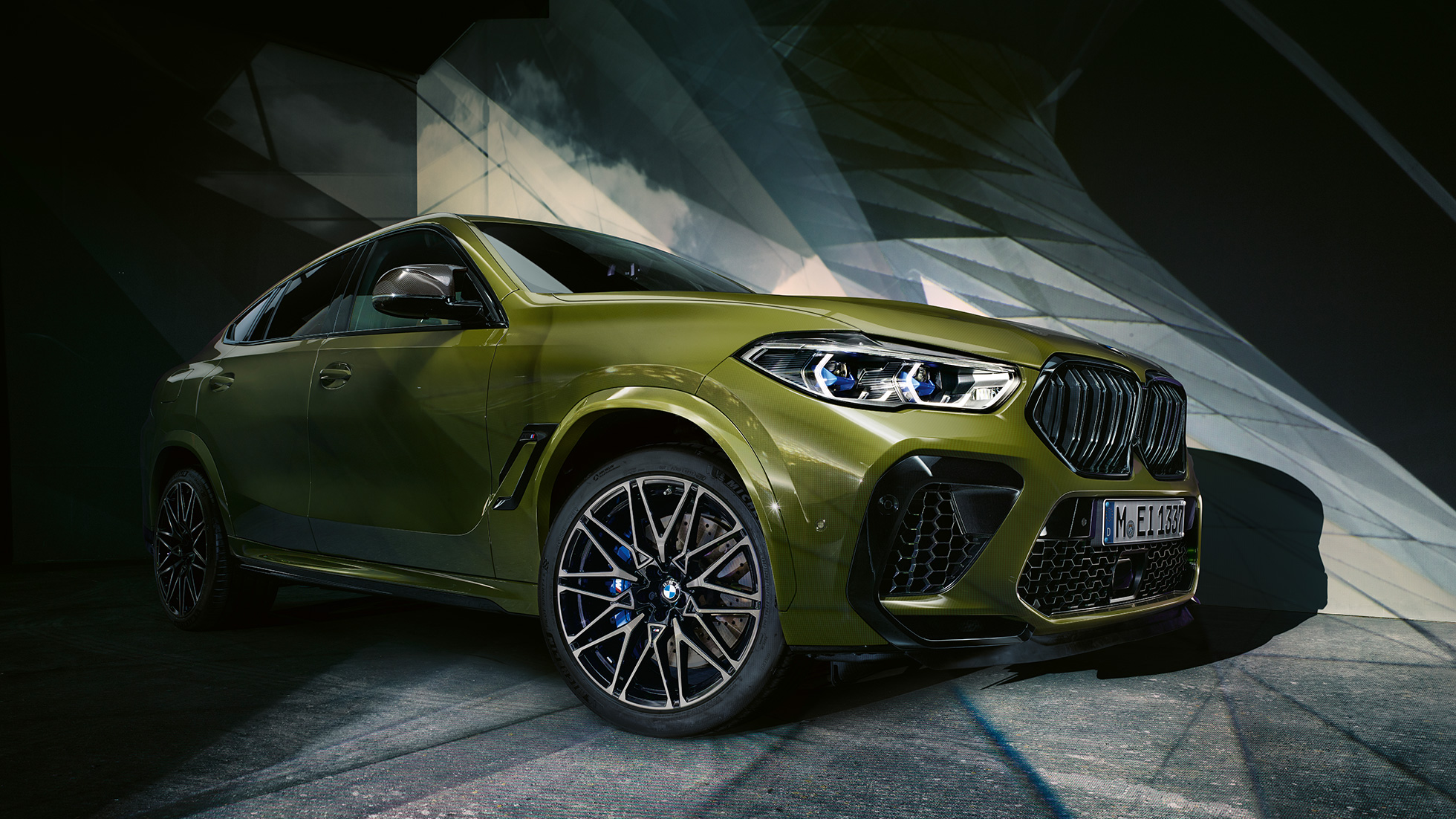 Exteriördesign BMW X6 M COMPETITION. Exteriördesign BMW X6 M Competition F96 2020 BMW Individual speciallack Urban Green trefjärdedelsvy framifrån