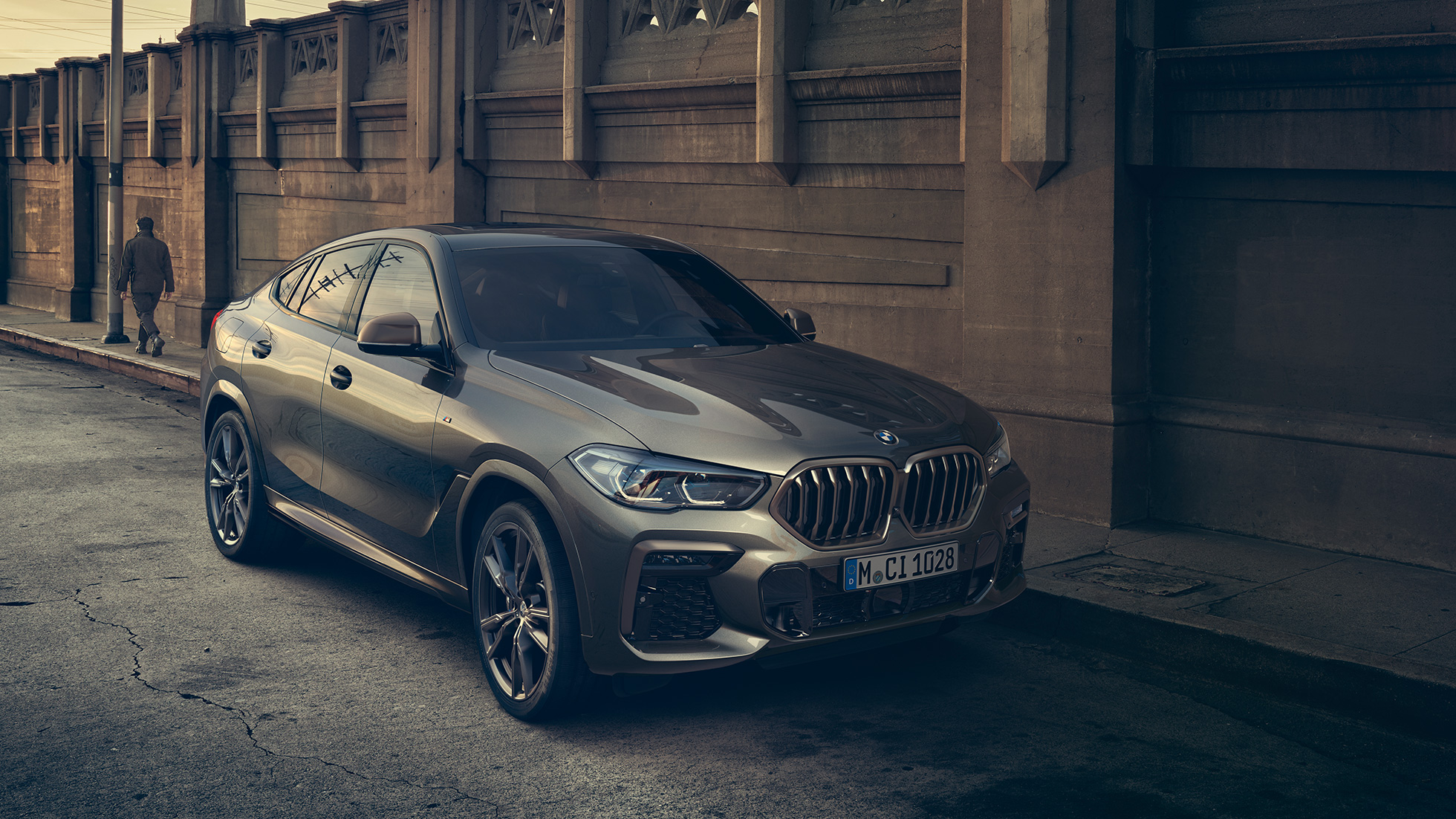 BMW X6 M50i med 8-cylindrig M TwinPower Turbo-bensinmotor BMW X6 M50i med 8-cylindrig M TwinPower Turbo-bensinmotor G05 Manhattan metallic trefjärdedelsvy från sidan