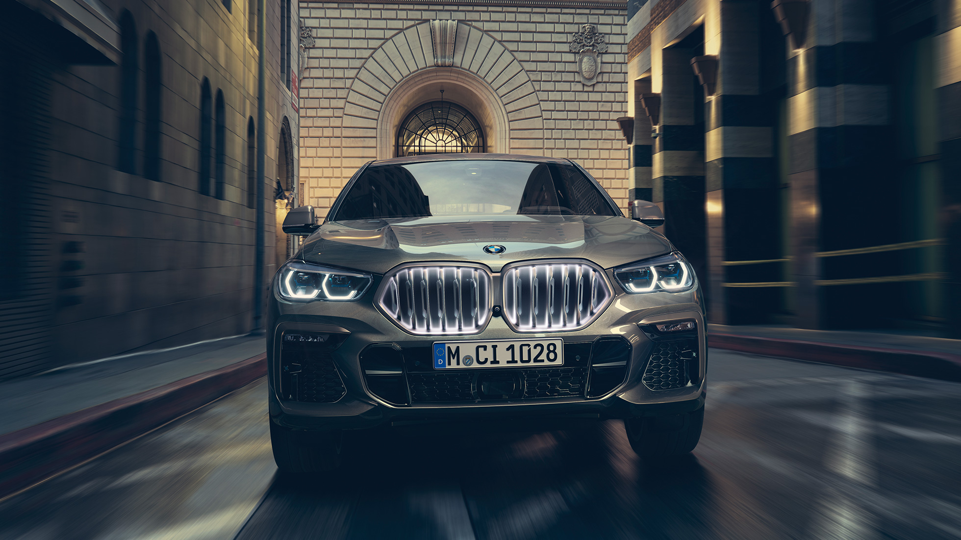 BMW X6 M50d med 6-cylindrig M TwinPower Turbo-dieselmotor BMW X6 M50d med 6-cylindrig M TwinPower Turbo-dieselmotor G05 Manhattan metallic sedd framifrån