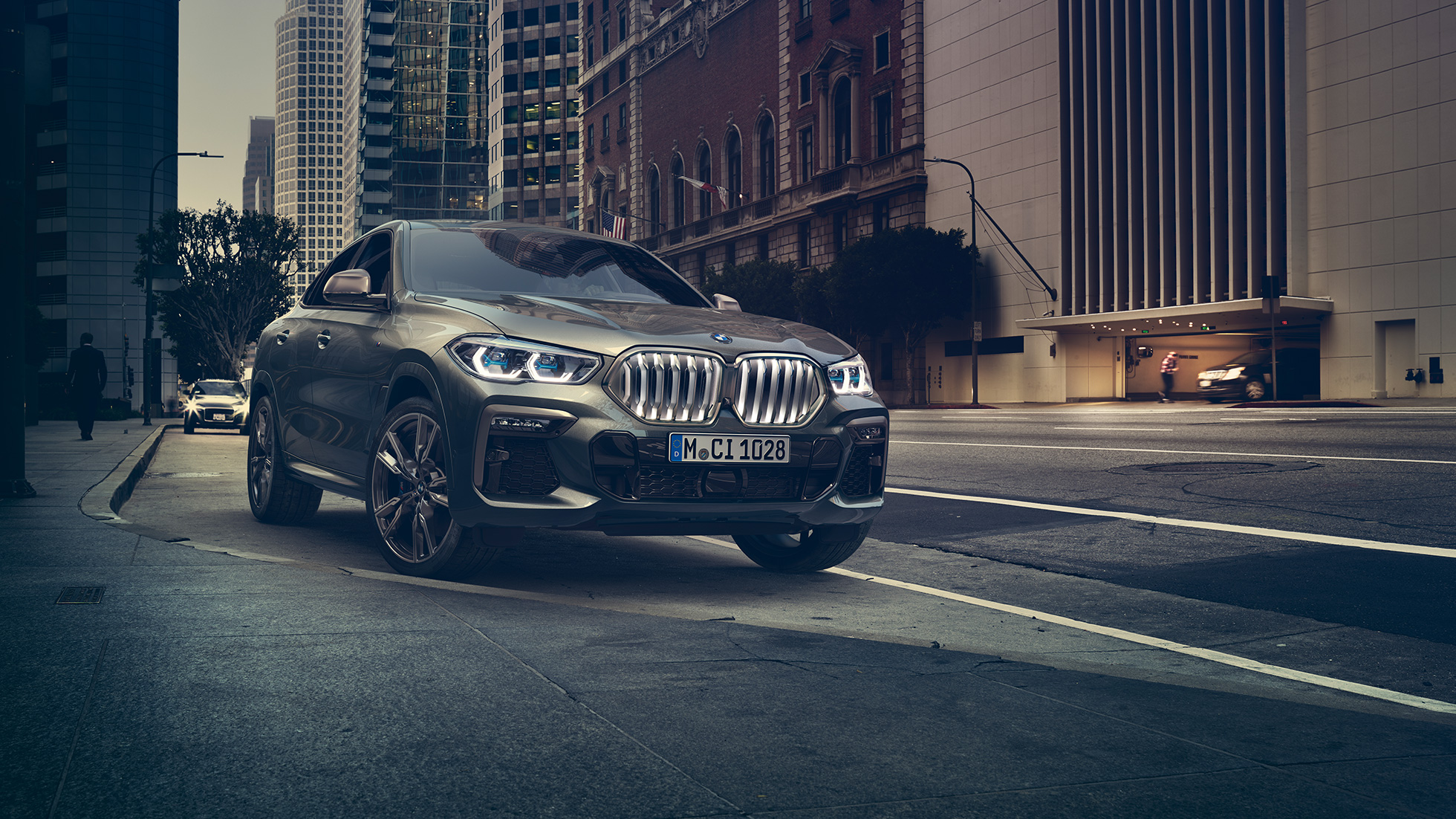 BMW X6 M50i parkerad BMW X6 M50i, trefjärdedelsvy framifrån, parkerad framför stadsmiljö