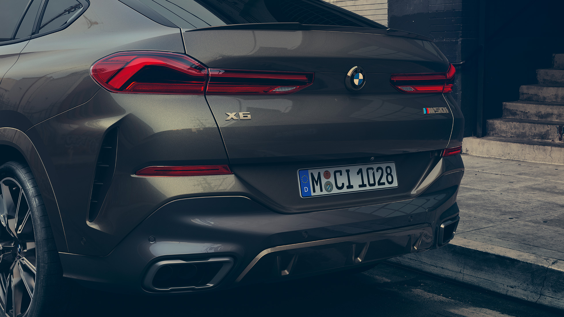 BMW X6 M50i, sedd bakifrån Närbild på bakpartiet hos BMW X6 M50i