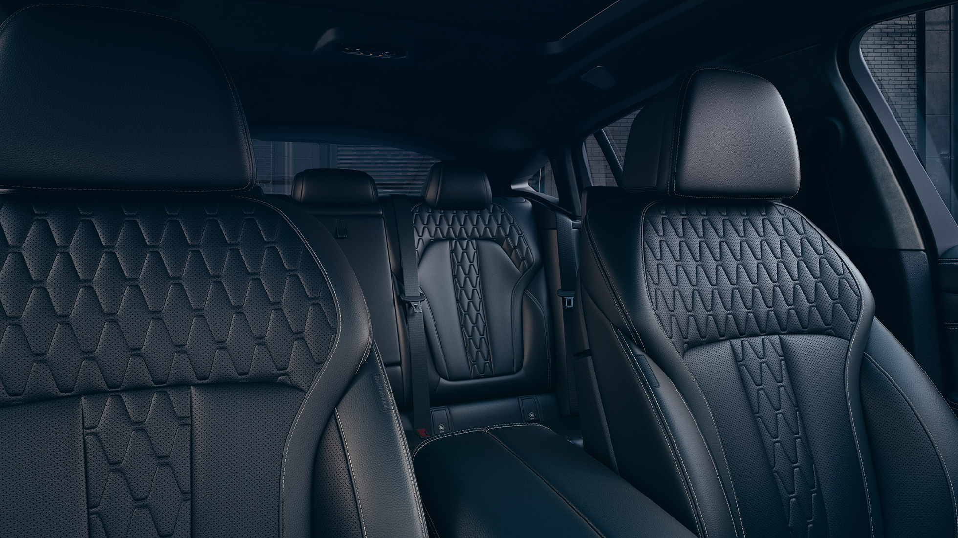 Sportstolarna i BMW X6 M50i M50d Interiör med fokus på sportstolarna i BMW X6 M50i M50d.
