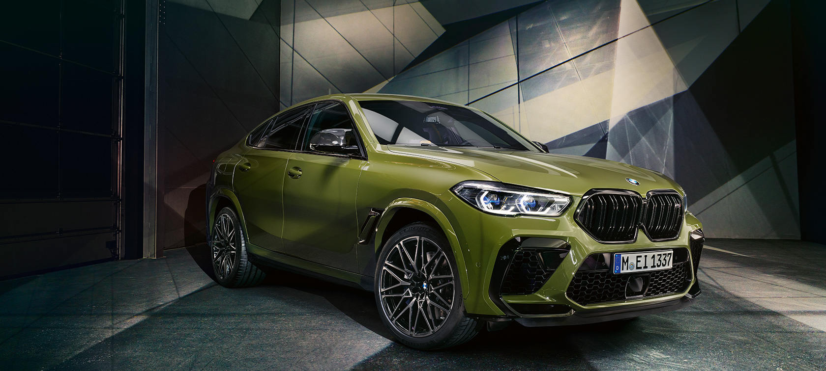 BMW X6 M Competition, vy från sidan. BMW X6 M Competition BMW Individual speciallack Urban Green F96 2020 sedd från sidan