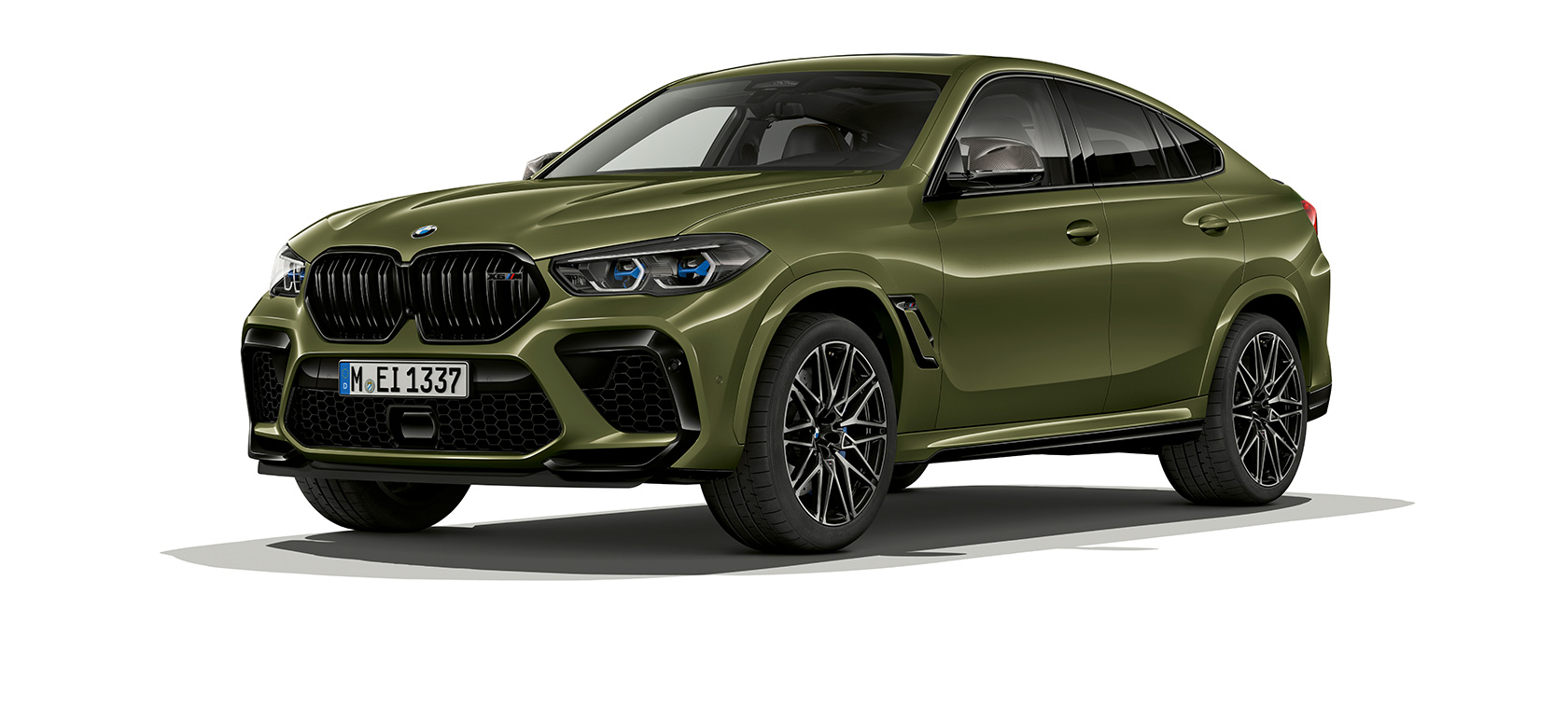 BMW X6 M Competition trefjärdedelsvy från sidan F96 BMW X6 M Competition F96 2020 SUV speciallack Urban Green sidvy
