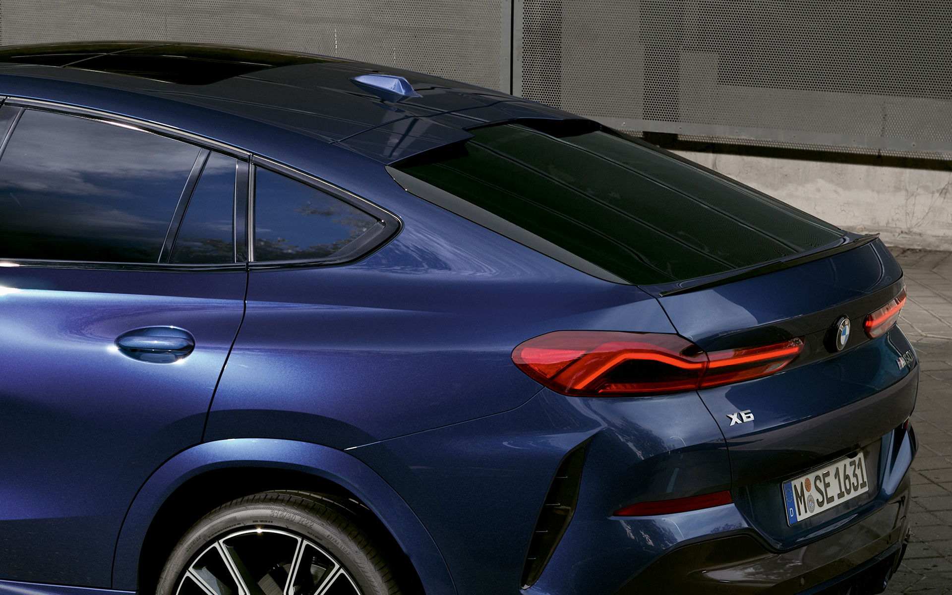 BMW X6 M60i xDrive G06 MP bakre del BMW X6 M60i xDrive G06 MP bakre del närbild