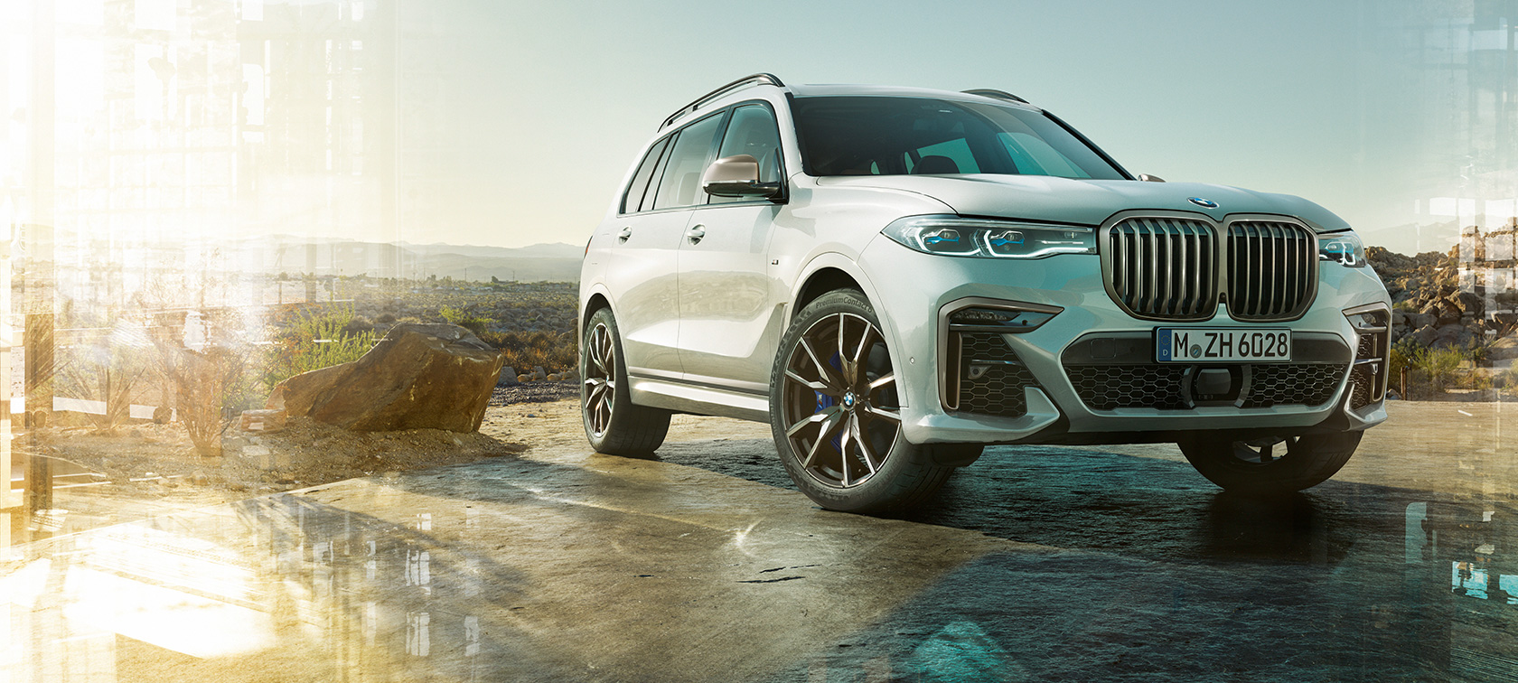 BMW X7 M , trefjärdedelsvy framifrån vänster BMW X7 M i Mineralvit, G07, parkerad, trefjärdedelsvy framifrån vänster