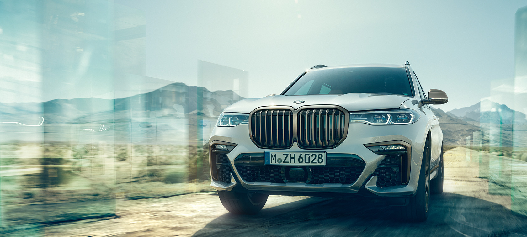 BMW X7 M50i och M50d, sedd framifrån BMW X7 M M50i och M50d i Mineralvit, G07, parkerad, sedd framifrån