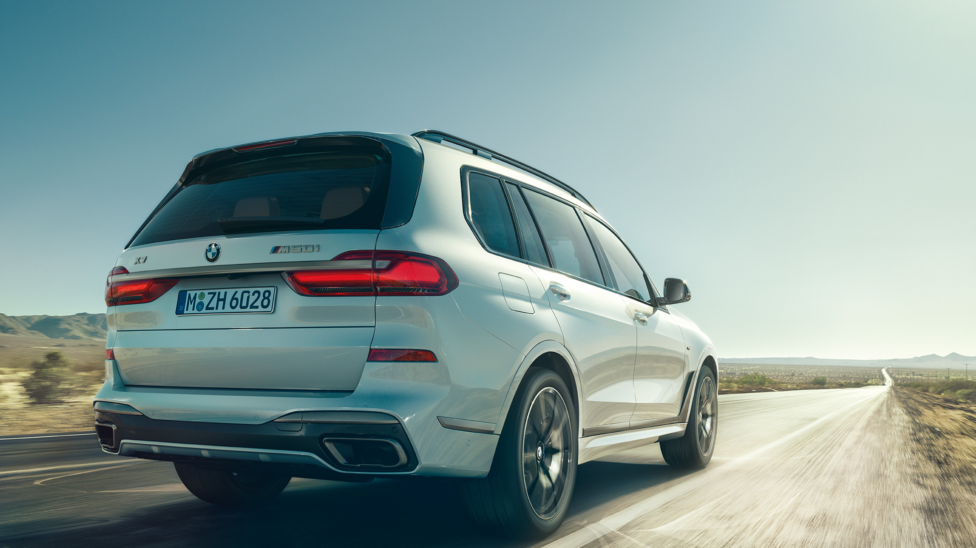 BMW X7 M50i, trefjärdedelsvy bakifrån BMW X7 M50d i Mineralvit, trefjärdedelsvy bakifrån, G07, 2019